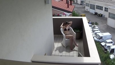 Espionner ma jeune colocataire qui se masturbe sur le balcon
